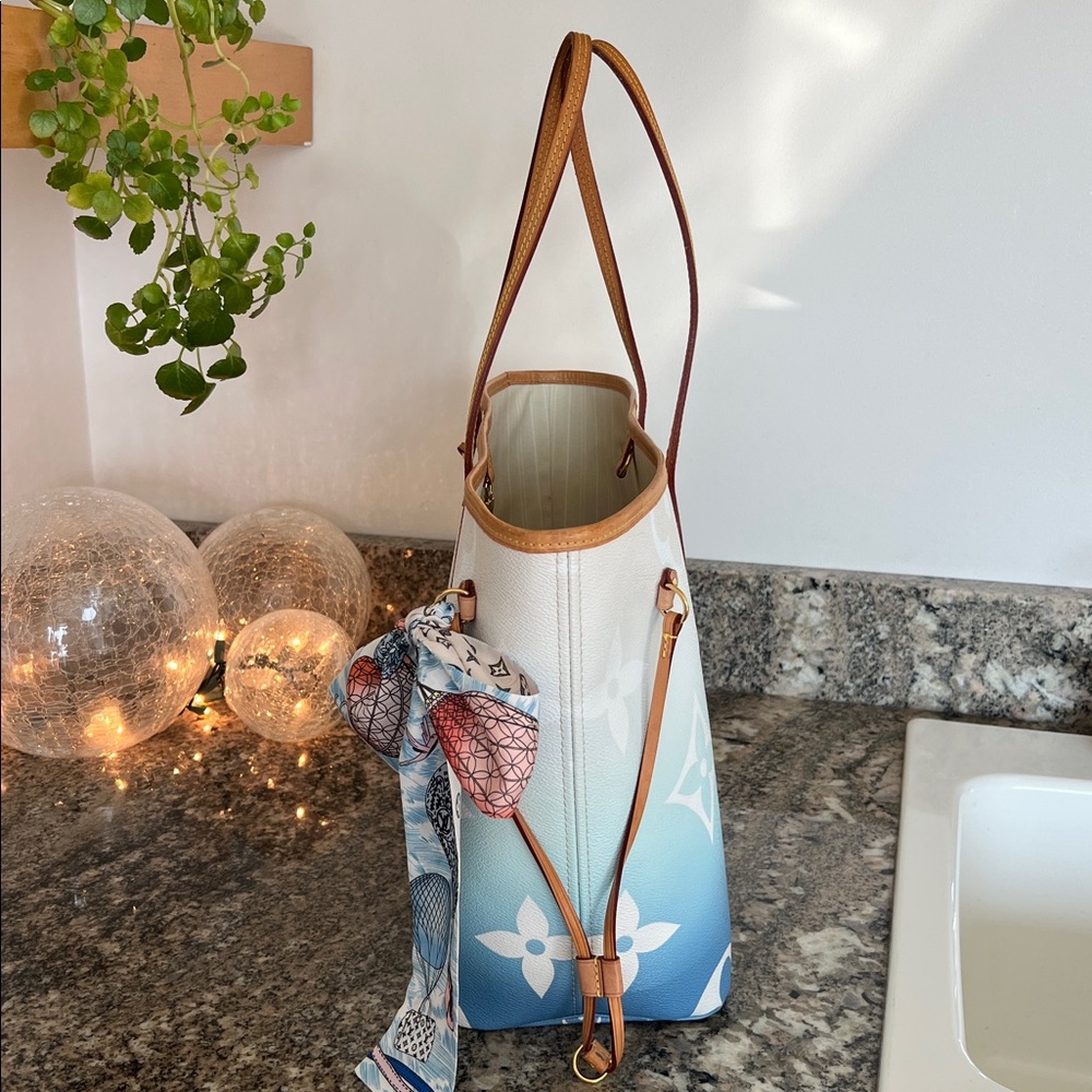 Louis Vuitton Monogram Giant Neverfull MM Gradient By The Pool Tote - Picture 9 of 16